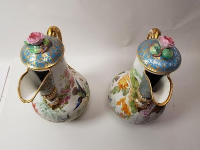 PARIS 
Paire de grandes verseuses en porcelaine...