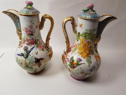 PARIS 
Paire de grandes verseuses en porcelaine...