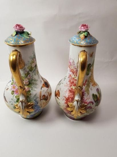 PARIS 
Paire de grandes verseuses en porcelaine...