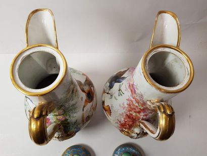 PARIS 
Paire de grandes verseuses en porcelaine...