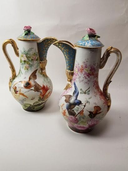 PARIS 
Paire de grandes verseuses en porcelaine...