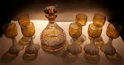 Service en verre et cristal gravés à décor...