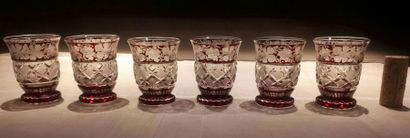 Service en verre et cristal gravés à décor...