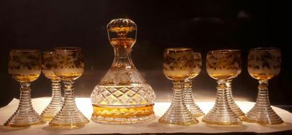 Service en verre et cristal gravés à décor...