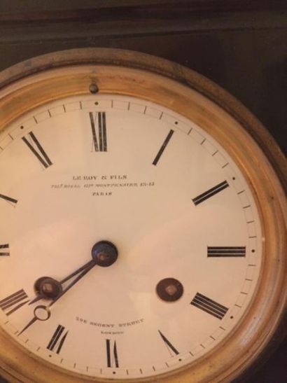 Une pendule borne en marbre noir, le cadran...