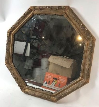 Miroir octogonal dans un cadre en bois doré
Diam....