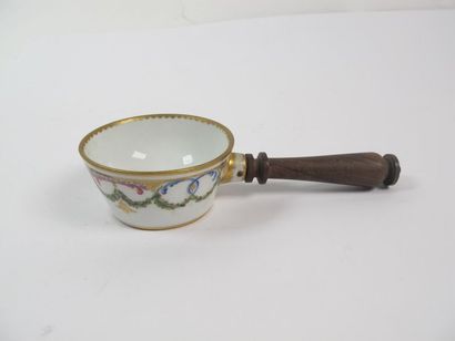 Dans le gout de Sèvres 
Cassolette à décor...