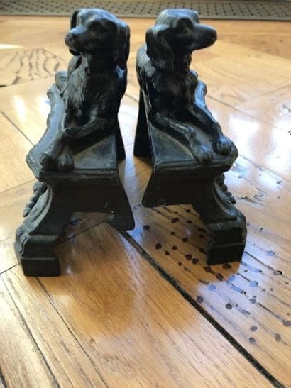 Paire de serre livres en régule à décors...
