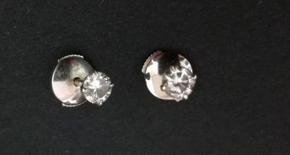 Paire de clous d'oreille en or gris 18K ornés...