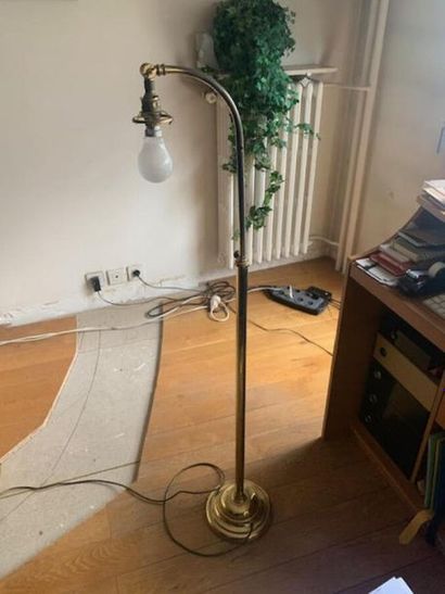 Deux lampadaires en laiton, abat jour en...