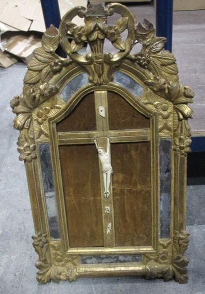 Crucifix dans un cadre en bois sculpté et...