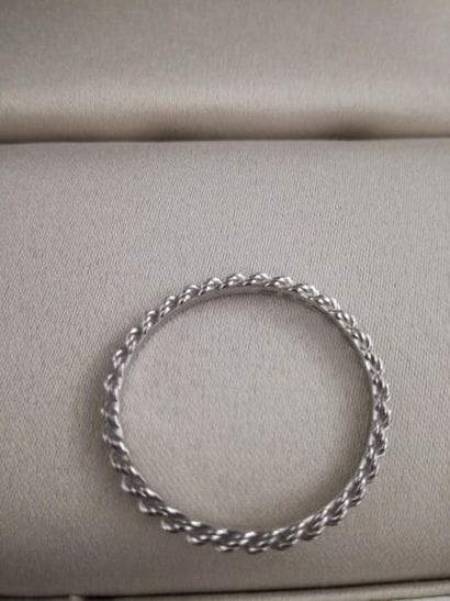BOUCHERON
Alliance en or gris torsadé
Poids...