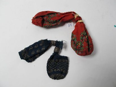 Deux bourses brodées de perles et sequins
Fin...