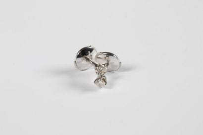 Paire de boutons d'oreilles en or gris 18K...