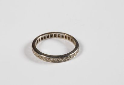 Alliance américaine en or gris 18K (750 millièmes)...