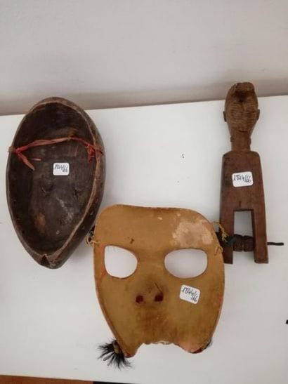 Masque et poulie en bois sculpté Afrique
On...