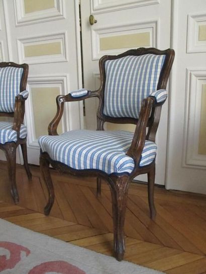 Deux fauteuils cabriolet de forme chantourné...