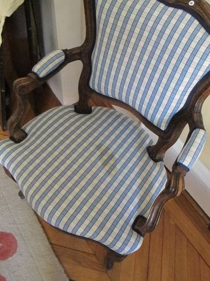 Deux fauteuils cabriolet de forme chantourné...
