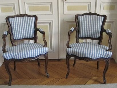 Deux fauteuils cabriolet de forme chantourné...