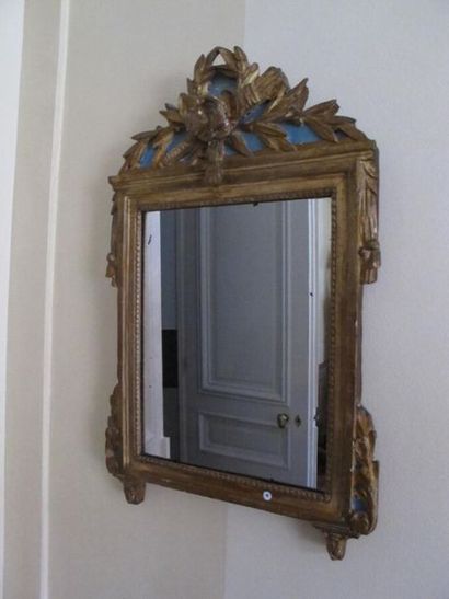 Miroir en bois sculpté et doré d'époque Louis...
