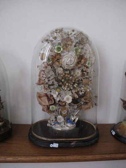 Vase de mariage, sous globe
H : 55 cm L :...