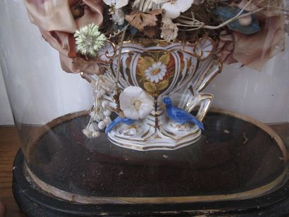 Vase de mariage, sous globe
H : 55 cm L :...