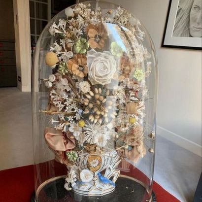 Vase de mariage, sous globe
H : 55 cm L :...