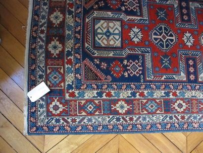 Petit tapis d'orient à fond rouge et bleu...
