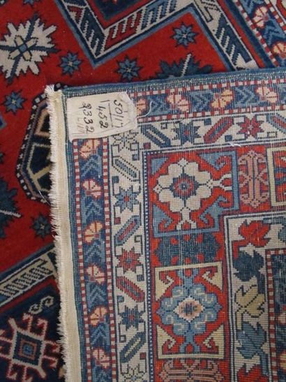 Petit tapis d'orient à fond rouge et bleu...
