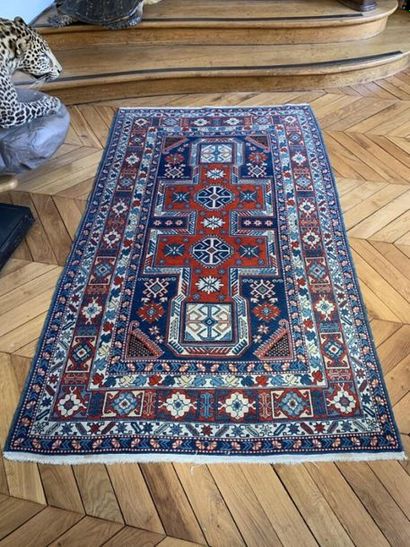 Petit tapis d'orient à fond rouge et bleu...