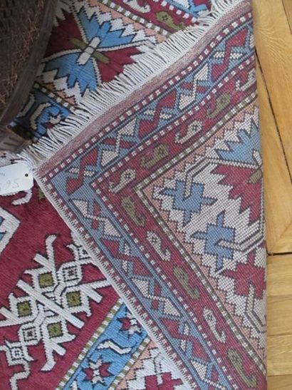 Tapis bleu clair rouge et crème
340 x 265...