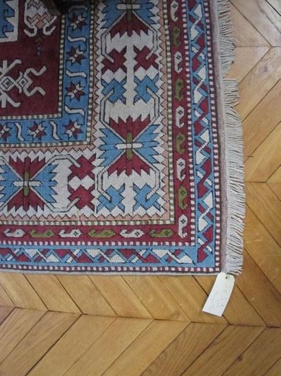 Tapis bleu clair rouge et crème
340 x 265...