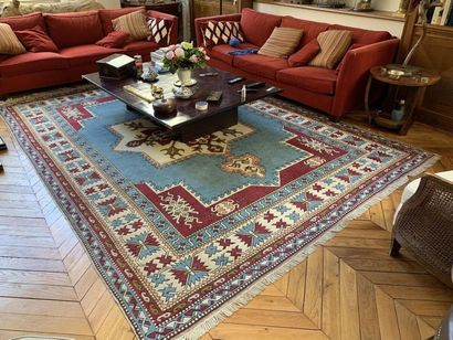 Tapis bleu clair rouge et crème
340 x 265...