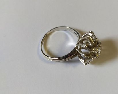 Bague en or gris 18K (750 millièmes) stylisant...