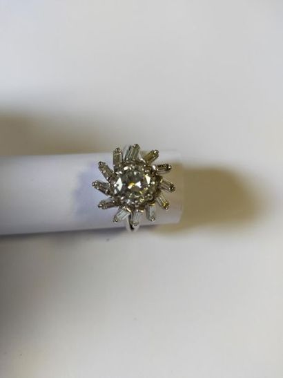 Bague en or gris 18K (750 millièmes) stylisant...