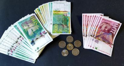 Lot de 25 billets de 500 F, 10 billets de...