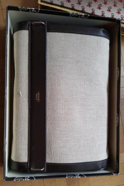 HERMES Paris
Trousse de toilette en toile...