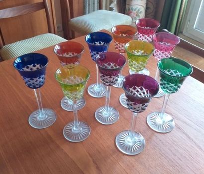 BACCARAT
Onze verres à pied en cristal taillé...