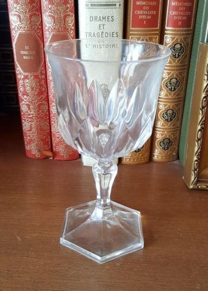 Ensemble de dix verres à pied en cristal...
