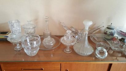 Ensemble de verrerie et cristal dont coupe...