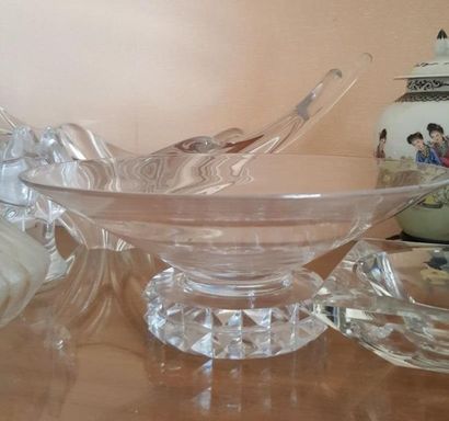 Ensemble de verrerie et cristal dont coupe...