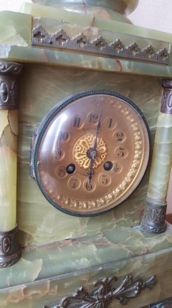 Pendule en onyx et bronze doré vers 1880,...