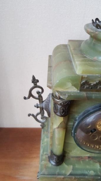 Pendule en onyx et bronze doré vers 1880,...