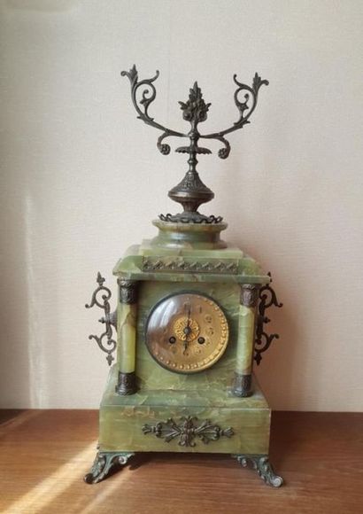 Pendule en onyx et bronze doré vers 1880,...