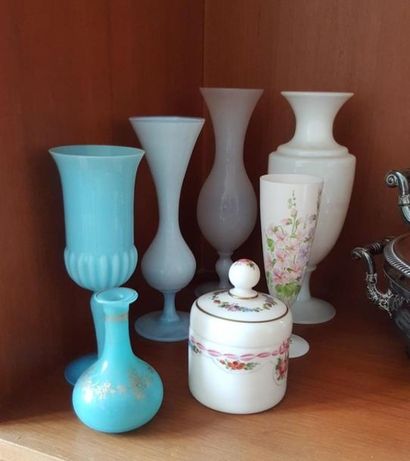 Ensemble d'opalines comprenant six vases...