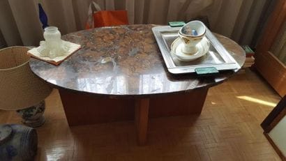 Table basse formée d'un plateau ovale en...