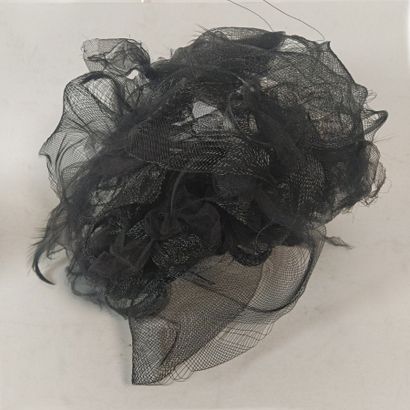Coiffe noire en tarlatane et plumes conçue...
