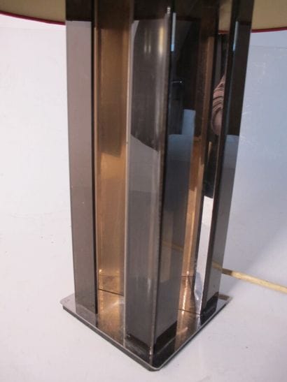 Lampe en plexiglas fumé et aluminium

Circa...