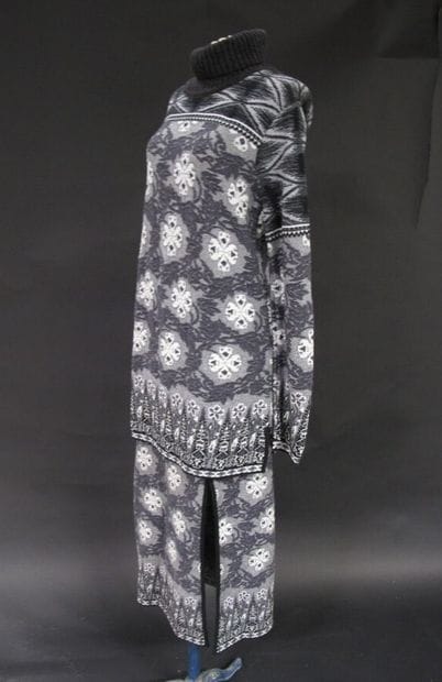 KENZO 

Ensemble comprenant une jupe longue...