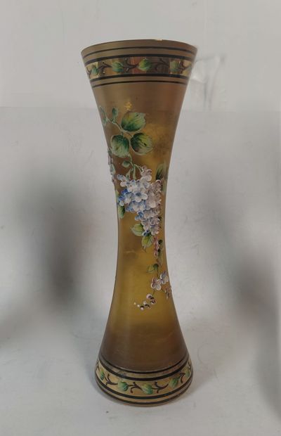 Lot de trois vases en verre coloré dont un...